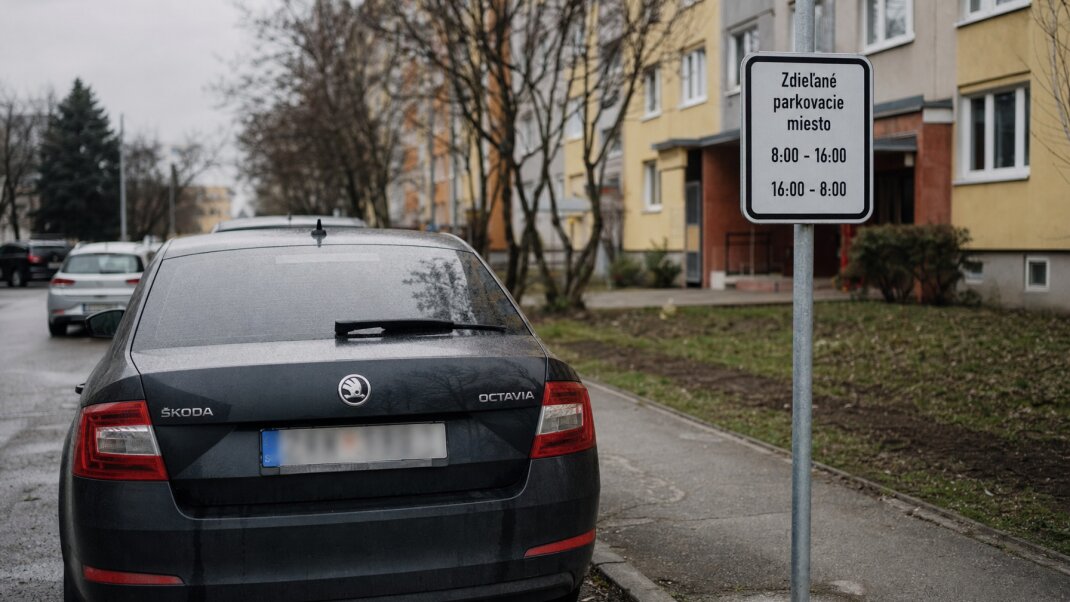 Zdieľané parkovacie miesto v Bratislave s dvoma autami a označením pre časové využitie