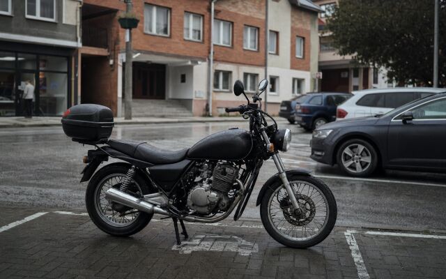 Motocykel zaparkovaný v bezpečnej garáži počas zimného obdobia