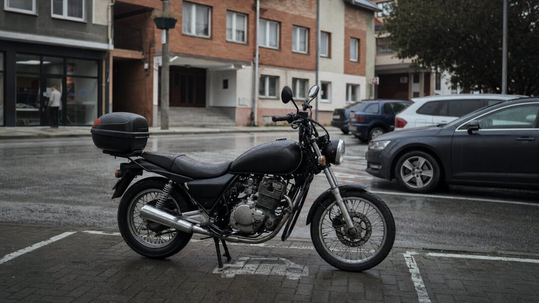 Motocykel zaparkovaný v bezpečnej garáži počas zimného obdobia