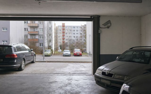 Kamera v spoločnej garáži sledujúca parkovacie státia a vozidlá