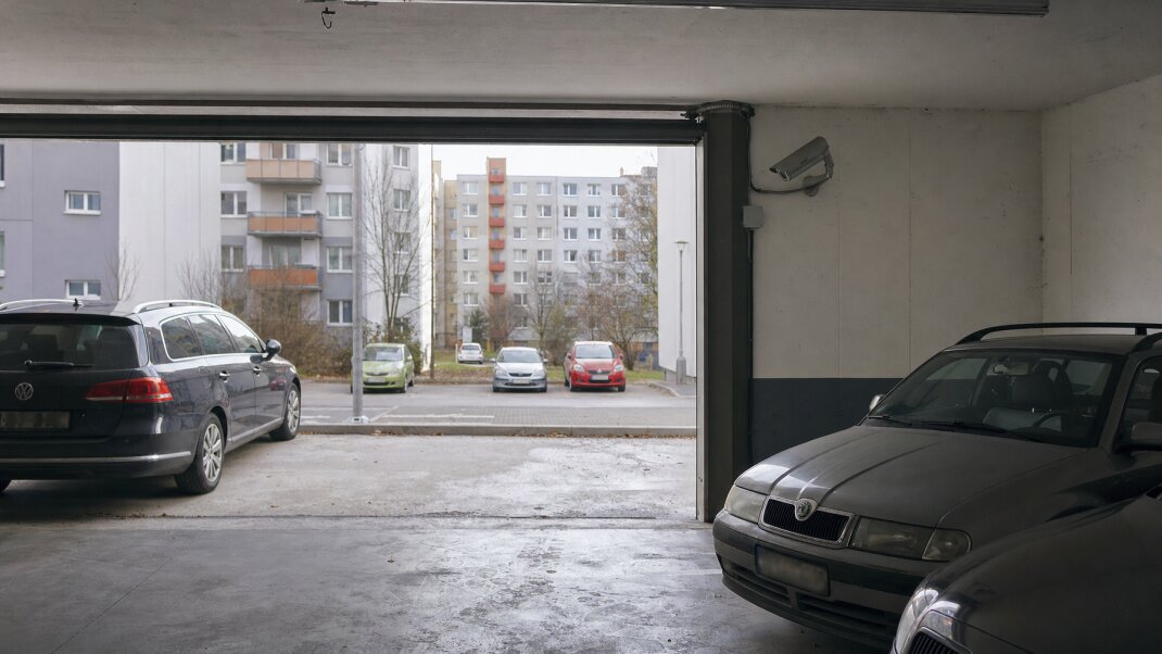 Kamera v spoločnej garáži sledujúca parkovacie státia a vozidlá