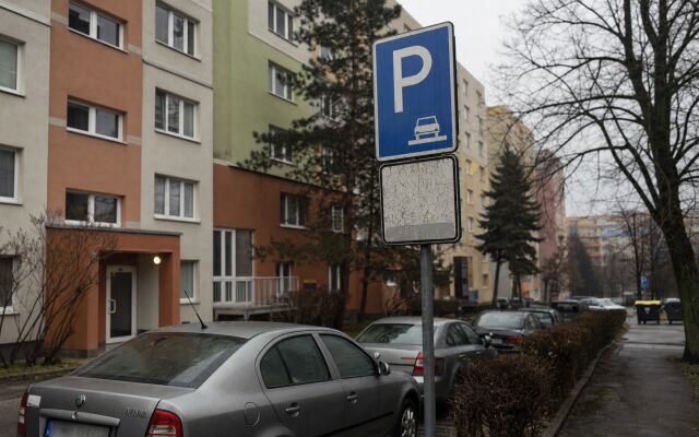 Parkovacie miesta s rezidentskými kartami v bratislavskej štvrti