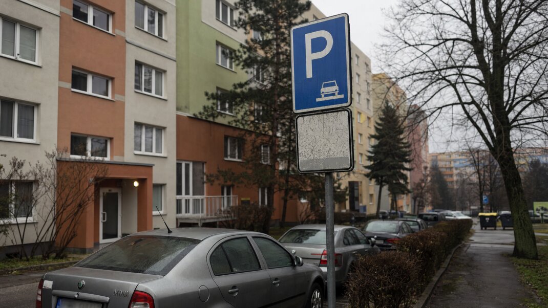 Parkovacie miesta s rezidentskými kartami v bratislavskej štvrti
