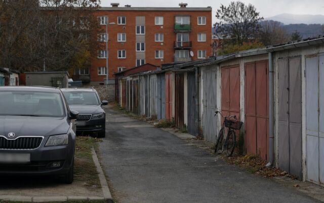 Garáže v mestskom prostredí s autami a parkovacími plochami v Bratislave