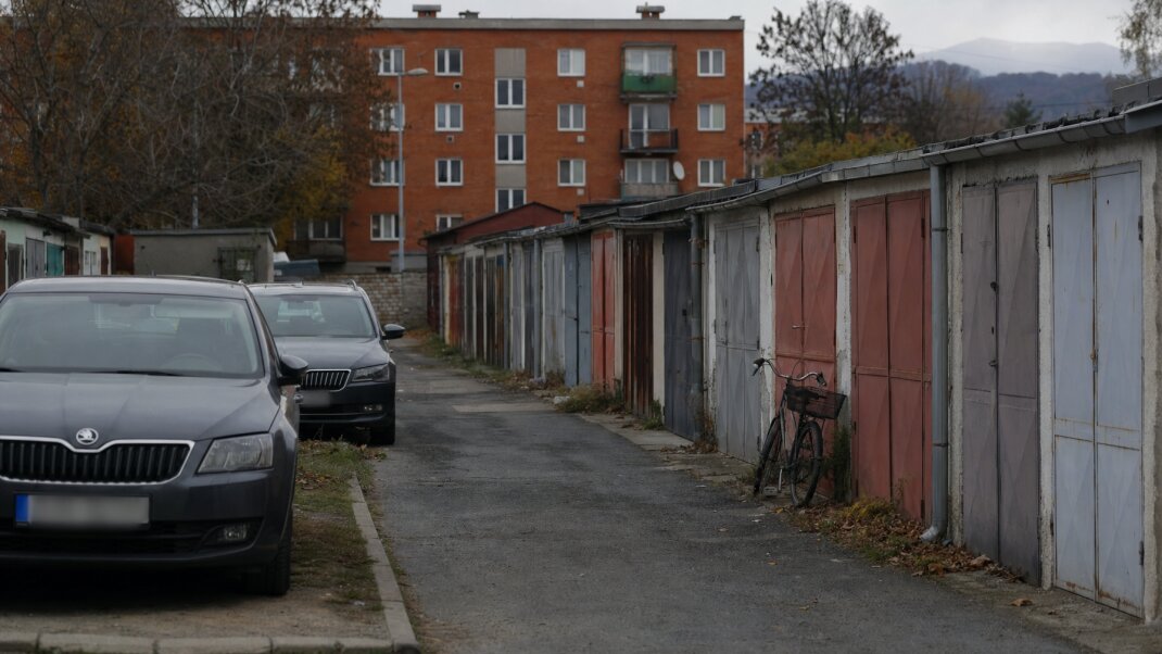 Garáže v mestskom prostredí s autami a parkovacími plochami v Bratislave