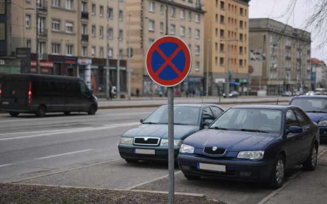 Vodič zastavuje na zakázanom mieste pred križovatkou v Bratislave
