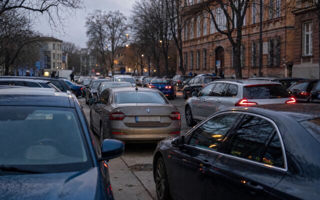 Preplnené parkovisko v Bratislave s autami zaparkovanými na chodníku