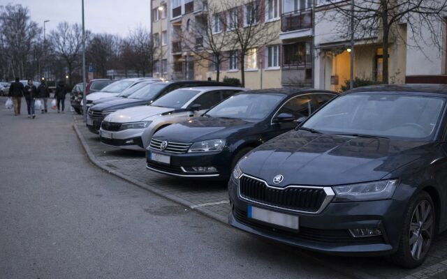 Preplnené parkovisko pred bytovkou so služobnými autami v Bratislave
