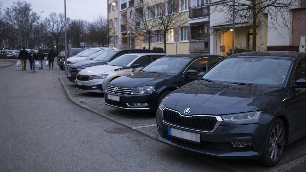 Preplnené parkovisko pred bytovkou so služobnými autami v Bratislave