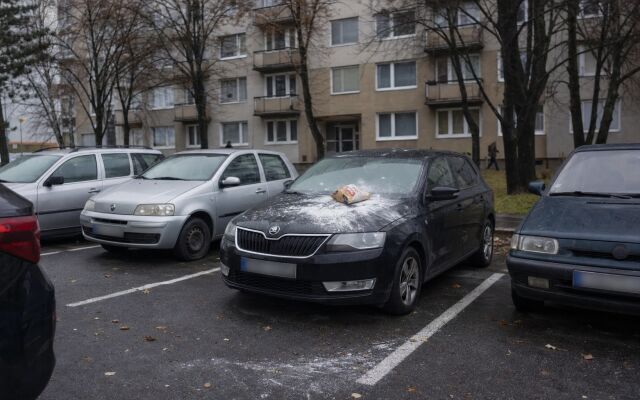 Auto zaparkované na chodníku v bratislavskom sídlisku s odkazom na kapote