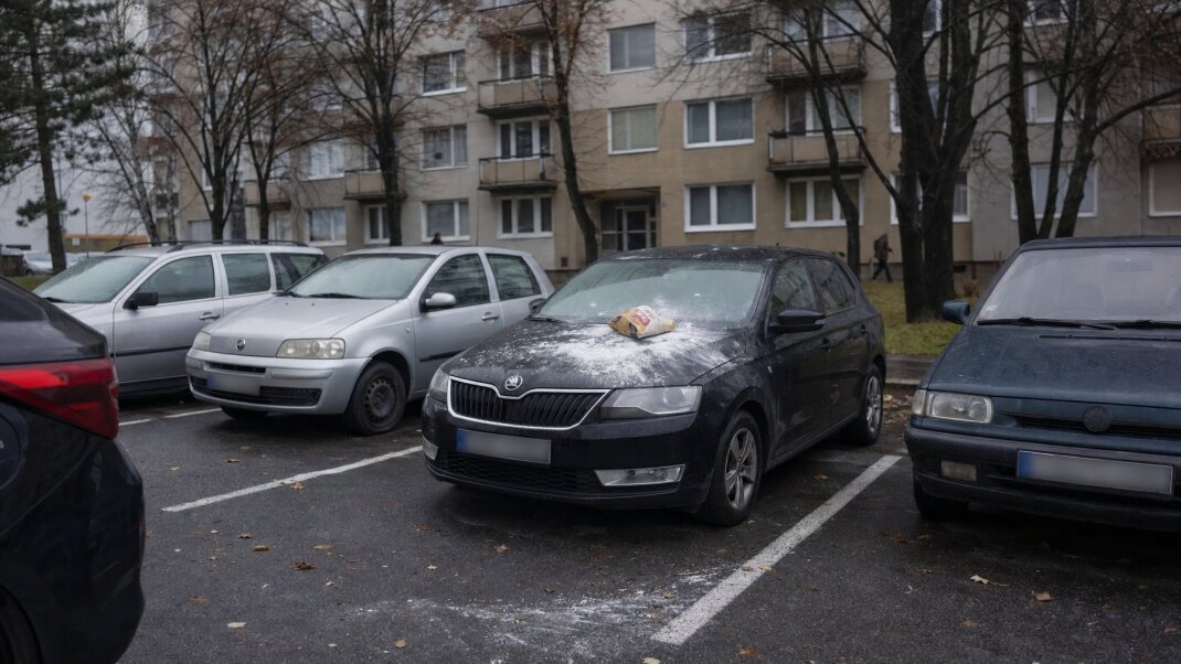 Auto zaparkované na chodníku v bratislavskom sídlisku s odkazom na kapote