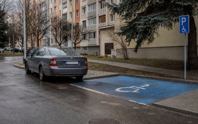 Vyhradené parkovacie miesto pre ZŤP pred bytovým domom v Bratislave