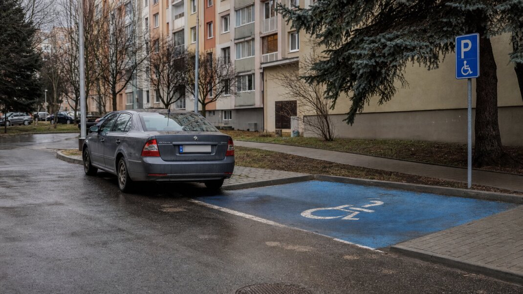 Vyhradené parkovacie miesto pre ZŤP pred bytovým domom v Bratislave
