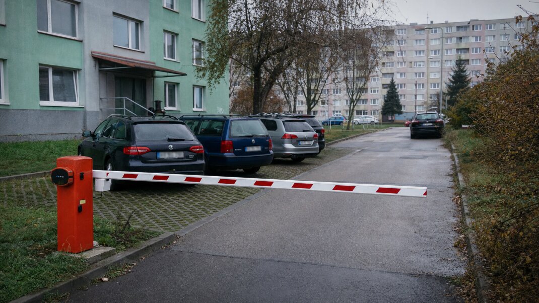 Súkromná rampa pred bytovkou v Bratislave s autami zaparkovanými za ňou