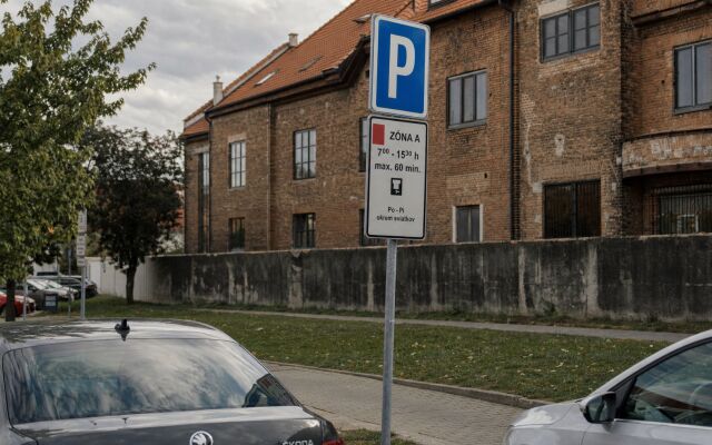 Parkovacie zóny v Trnave s jasnými značkami a vodičmi hľadajúcimi voľné miesto