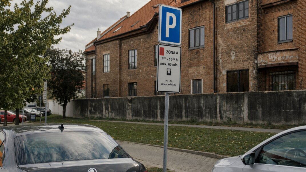 Parkovacie zóny v Trnave s jasnými značkami a vodičmi hľadajúcimi voľné miesto