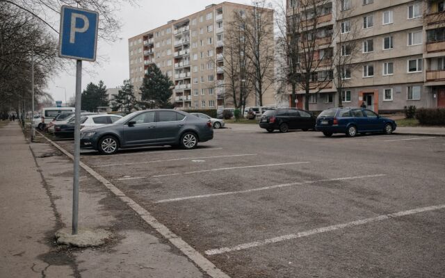 Parkovacie miesta s pokutami v Bratislave a upozornenia na porušenie pravidiel