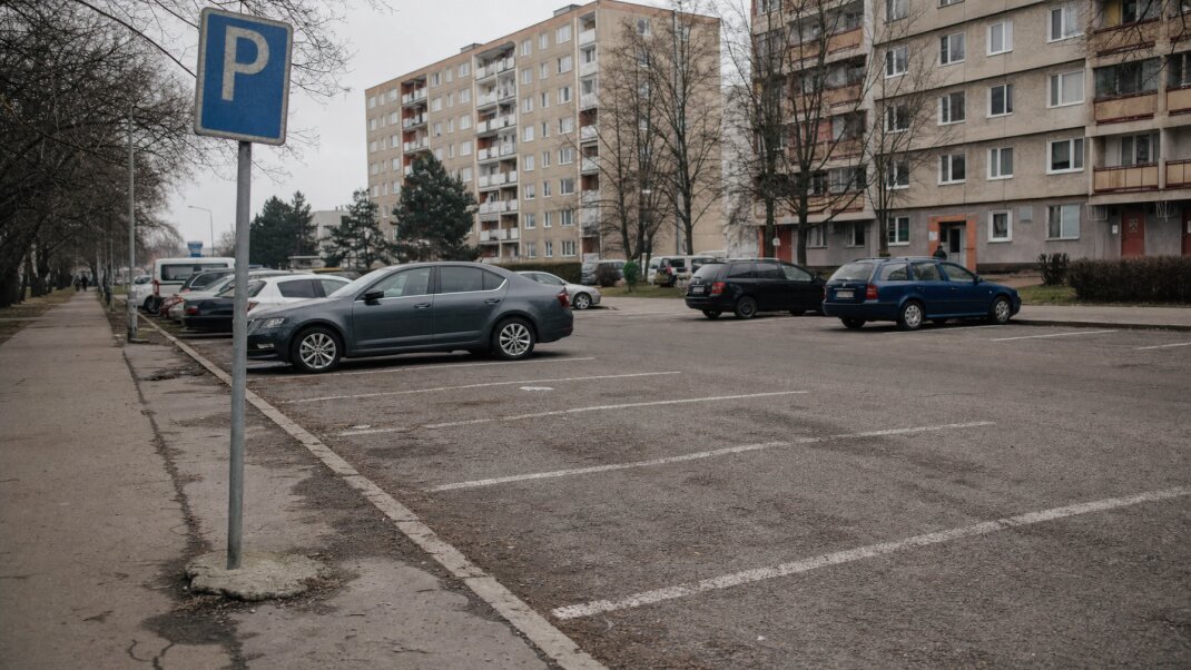 Parkovacie miesta s pokutami v Bratislave a upozornenia na porušenie pravidiel