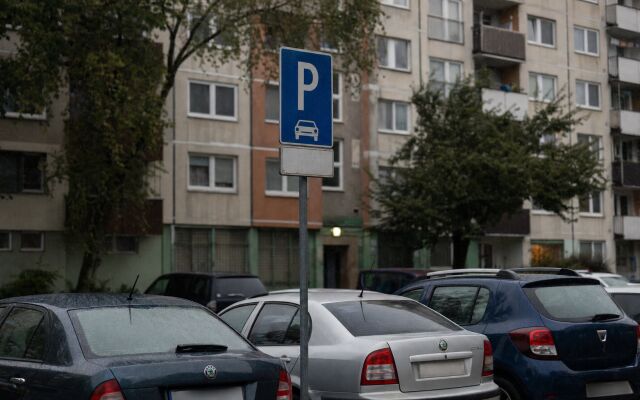 Rodina hľadá parkovacie miesto pred rodinným domom v Bratislave
