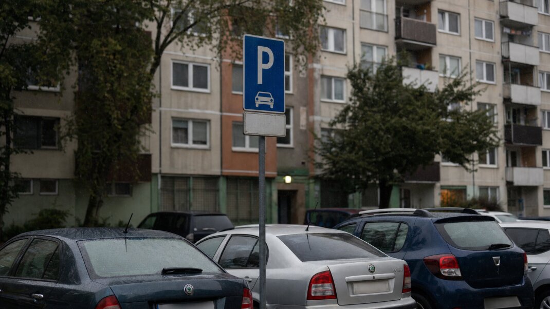 Rodina hľadá parkovacie miesto pred rodinným domom v Bratislave