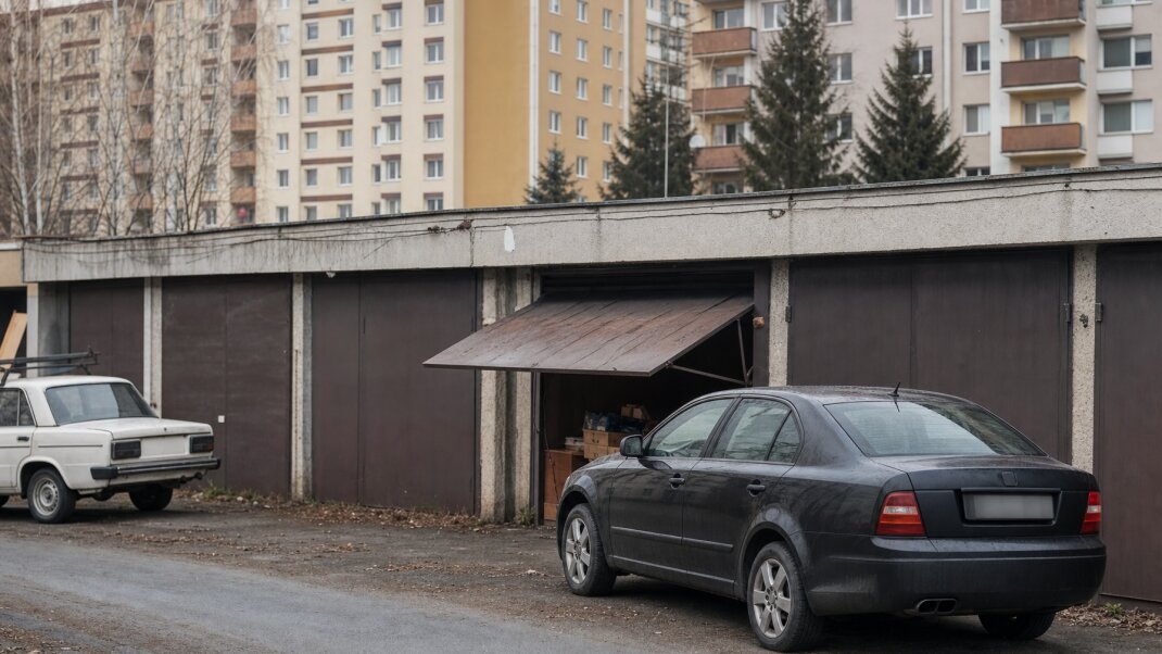 Garáž preplnená krabicami a náradím v Bratislave