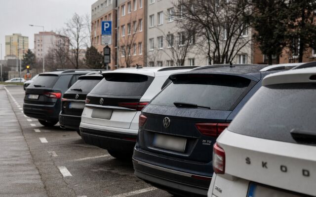 Parkovisko s rôznymi SUV autami v Bratislave
