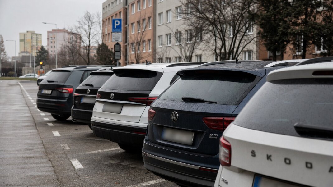 Parkovisko s rôznymi SUV autami v Bratislave