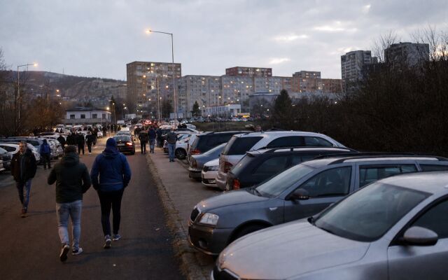 Preplnené parkovisko pred štadiónom počas veľkej akcie v Bratislave
