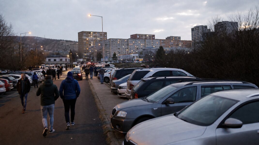 Preplnené parkovisko pred štadiónom počas veľkej akcie v Bratislave