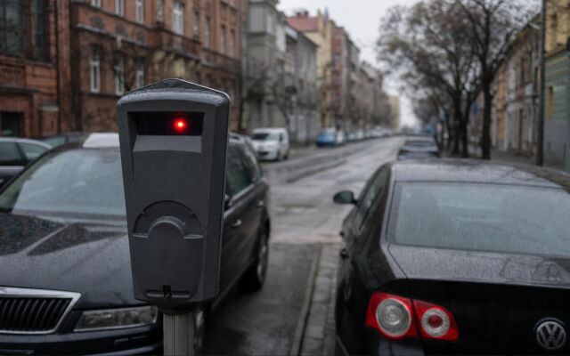 Vodič platí za parkovanie cez mobilnú aplikáciu v Bratislave