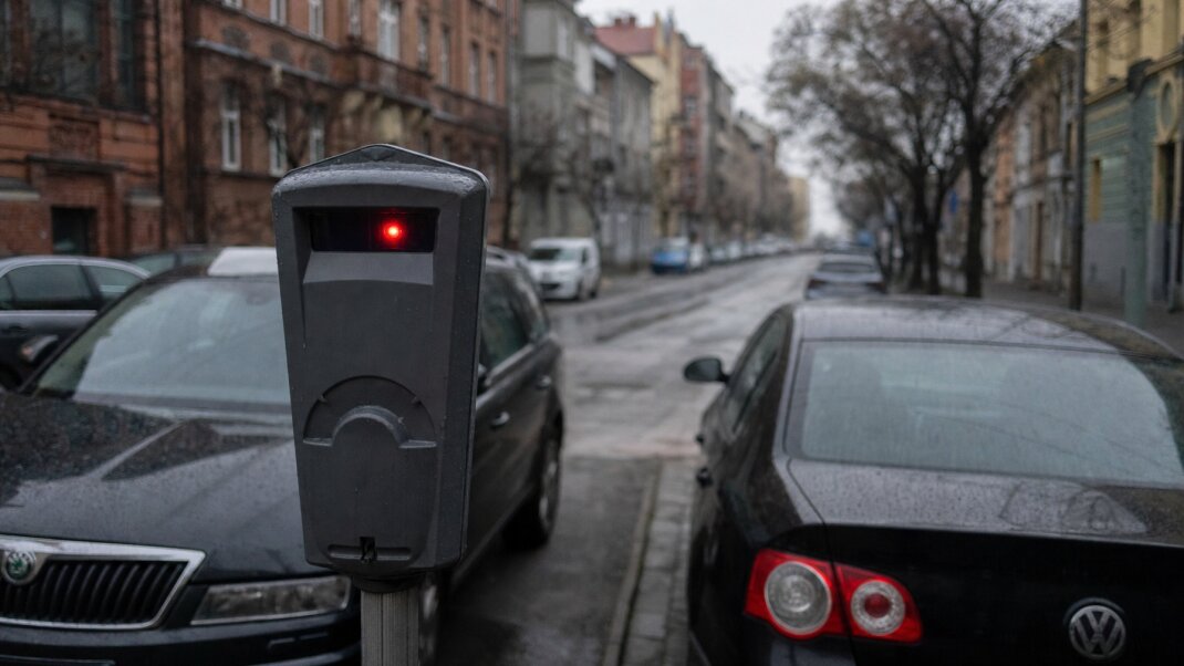 Vodič platí za parkovanie cez mobilnú aplikáciu v Bratislave