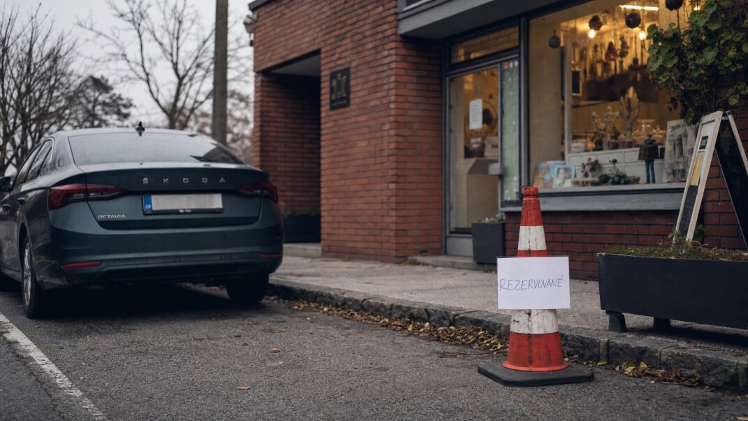 Kužeľ a prepravka rezervujú parkovacie miesto pred obchodom v Bratislave