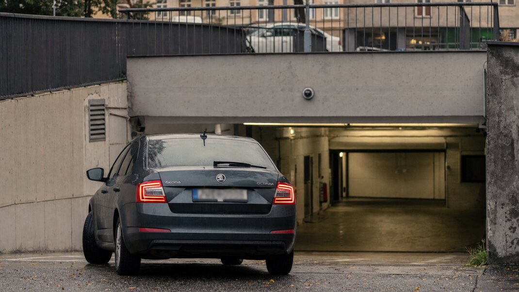 Smart auto zaparkované v podzemnej garáži bez signálu