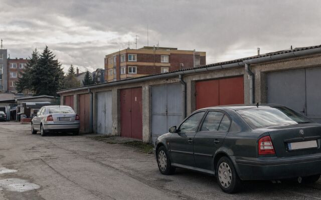 Bezkľúčové auto zaparkované v modernej garáži v Bratislave