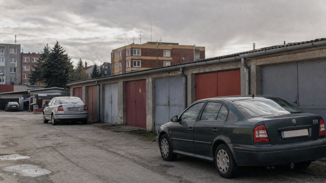 Bezkľúčové auto zaparkované v modernej garáži v Bratislave