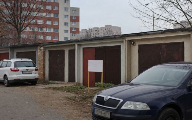 Garáž na predaj v Bratislave s cenovkou a inzerátmi na parkovanie