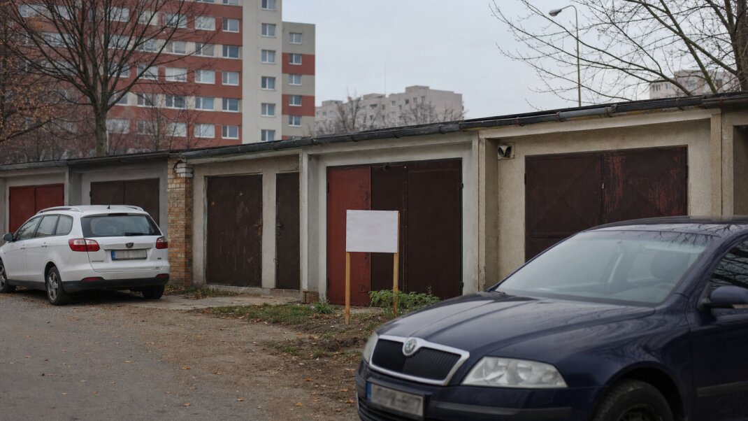 Garáž na predaj v Bratislave s cenovkou a inzerátmi na parkovanie