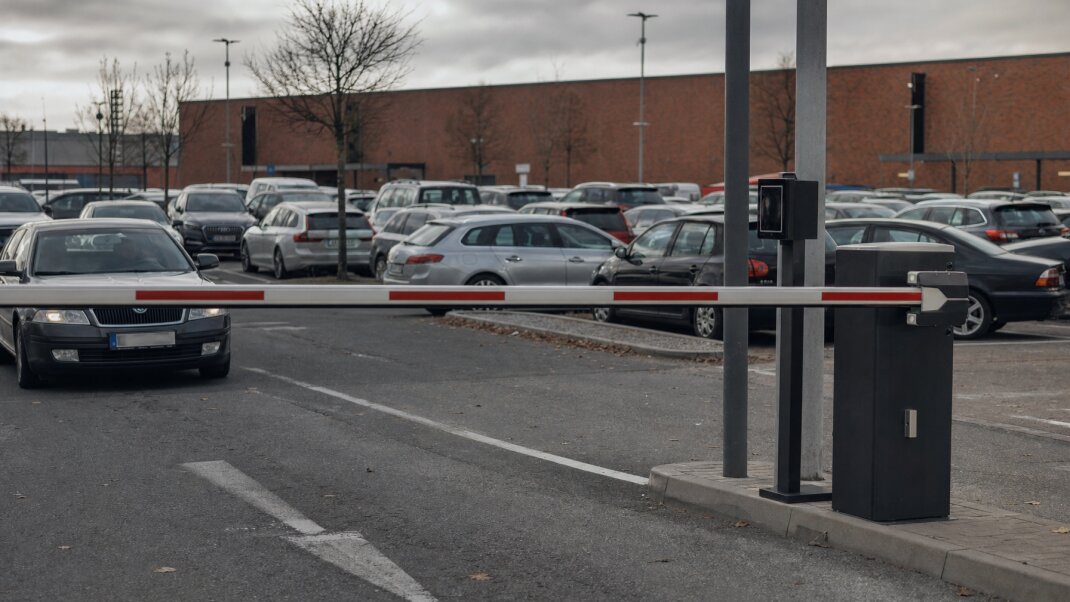 Parkovacie rampy pri nákupnom centre v Bratislave s novými poplatkami
