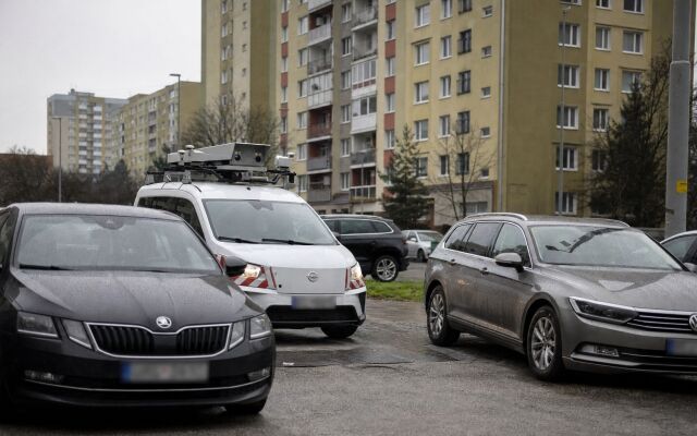 Skenovacie auto kontrolujúce parkovanie na ulici v Bratislave