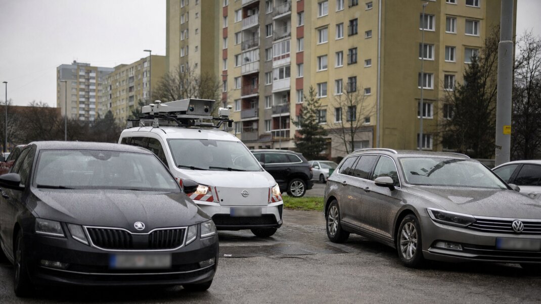 Skenovacie auto kontrolujúce parkovanie na ulici v Bratislave