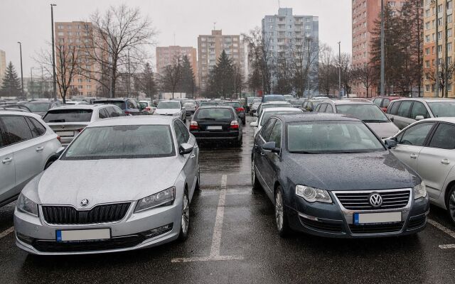 Parkovisko v Košiciach s autami a modernými garážami
