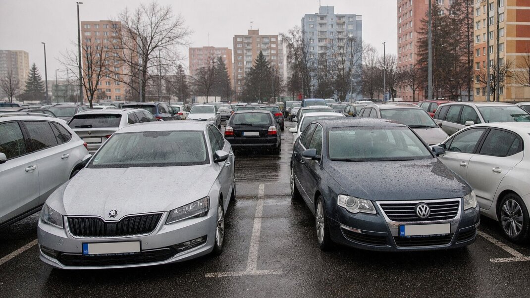 Parkovisko v Košiciach s autami a modernými garážami