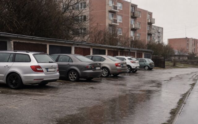 Garážové státie v Trenčíne s výhľadom na mesto a okolitú architektúru