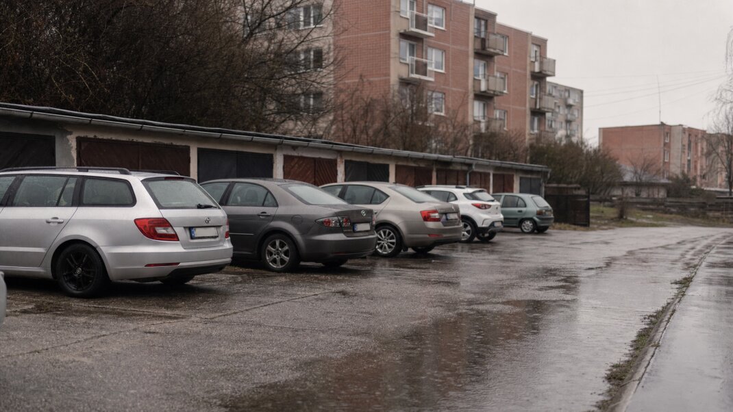 Garážové státie v Trenčíne s výhľadom na mesto a okolitú architektúru