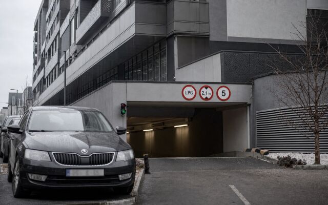 Parkovacie miesto s autami v podzemnej garáži v Bratislave