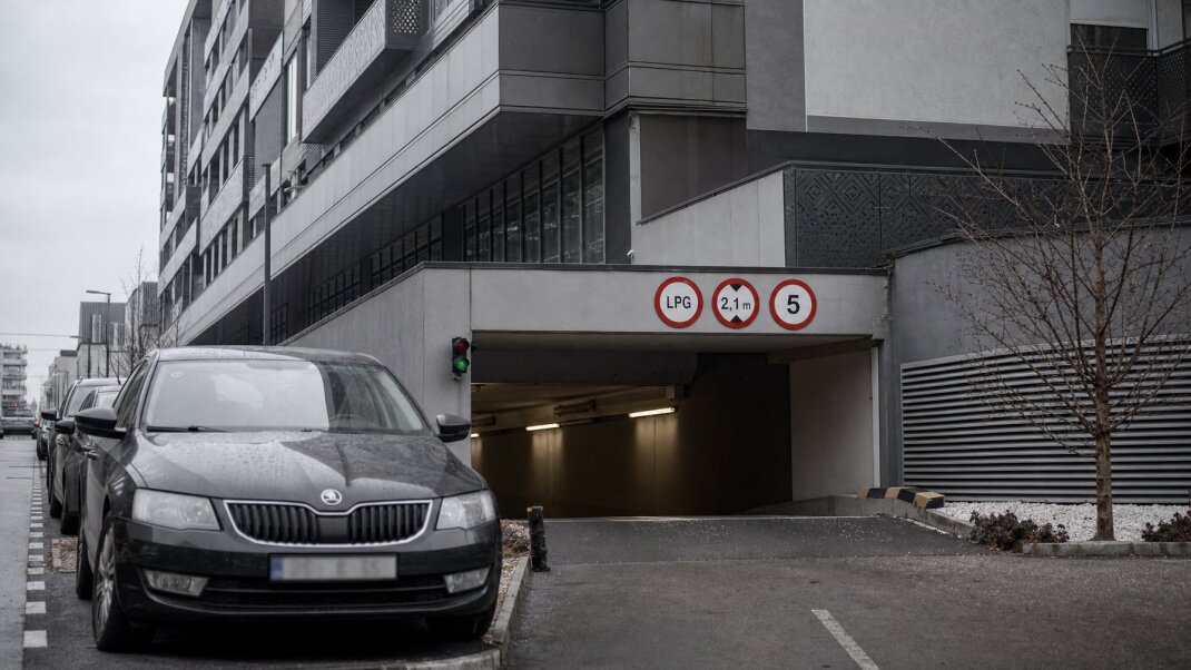 Parkovacie miesto s autami v podzemnej garáži v Bratislave