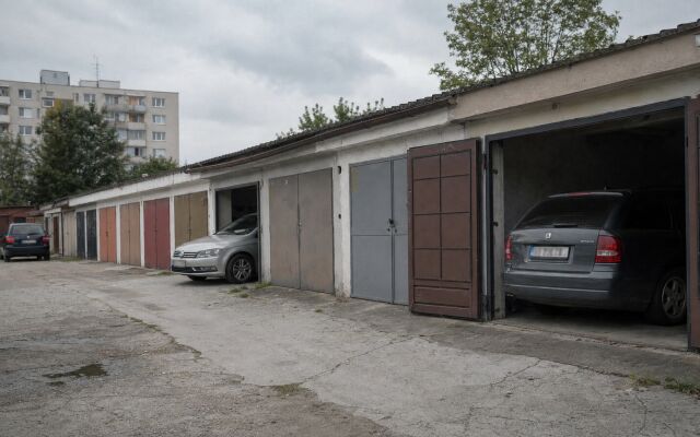 Krátkodobé parkovanie v Bratislave, garáž s voľným miestom pre auto