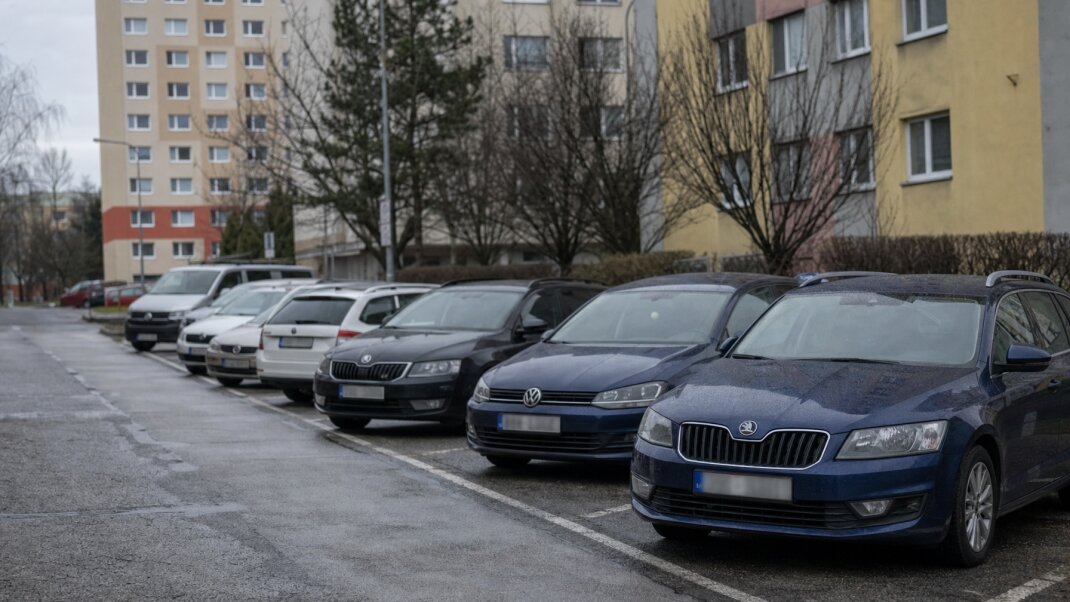 Parkovacie miesto s označením na prenájom v Bratislave