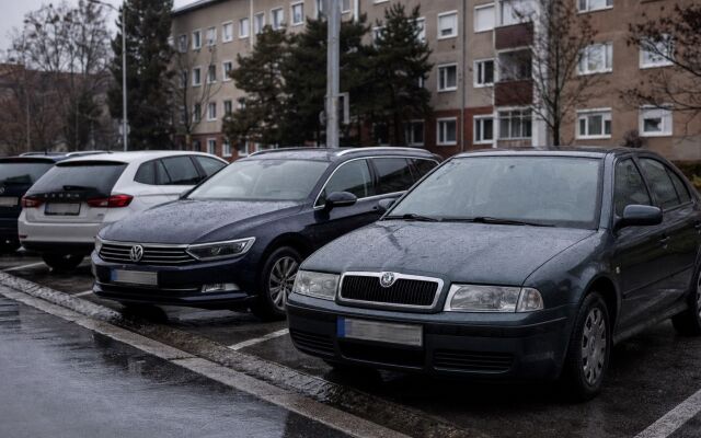 Parkovacie miesto v Bratislave s nápisom 'Na predaj'