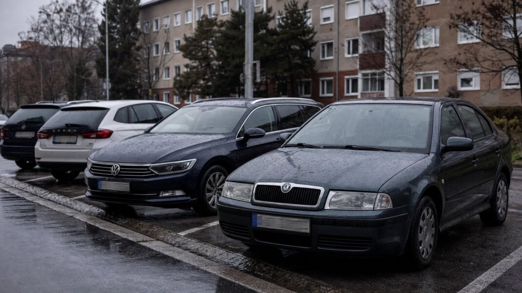 Parkovacie miesto v Bratislave s nápisom 'Na predaj'
